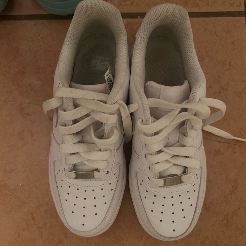 nike air forces size 5 comes with box